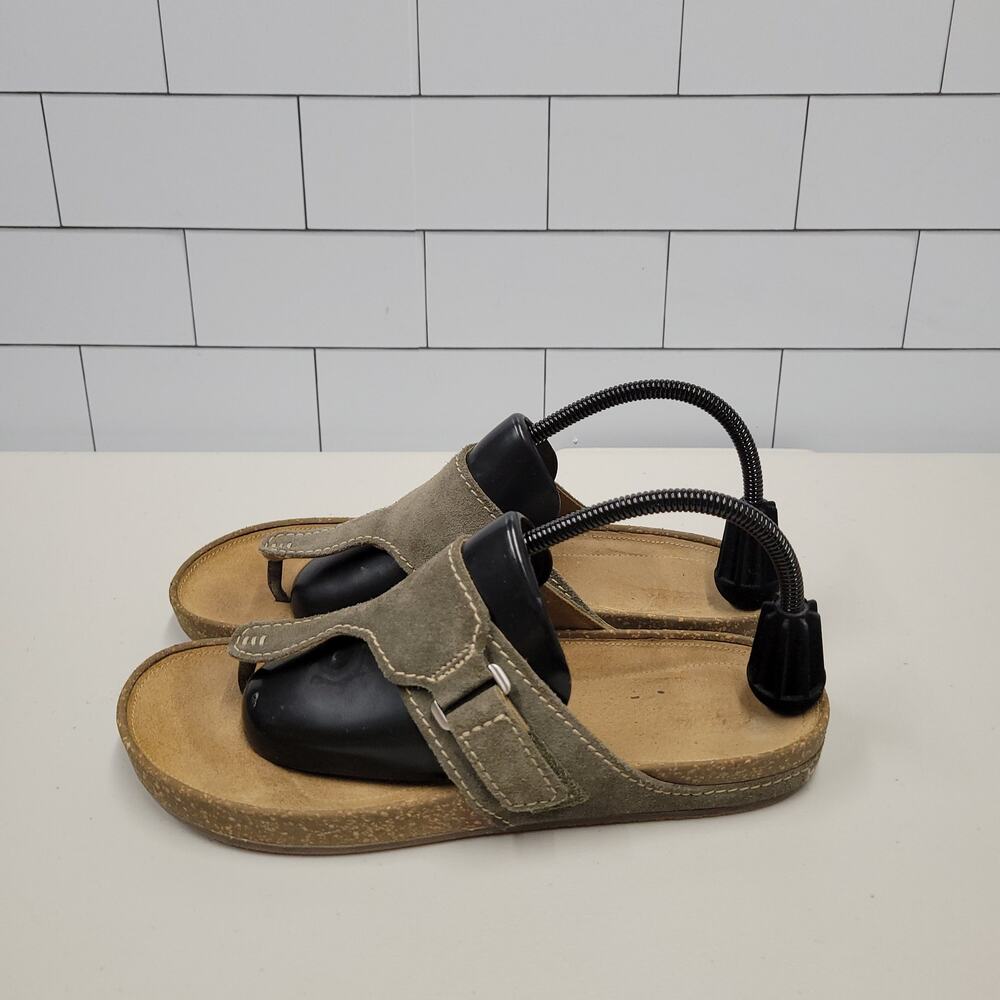 Clarks Womens Size 11 M Olive Green Suede Thong Sandals Adjustable Comfort